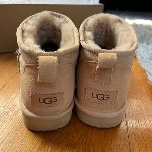 Women’s Ultra mini uggs *NEW*